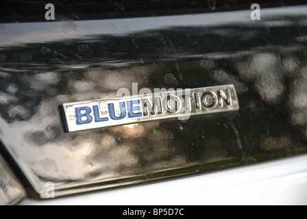 La tecnologia BlueMotion badge, logo, emblema - Basso consumo di carburante, a bassa emissione di CO2, eco cars, verde auto Foto Stock