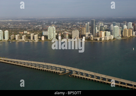 Vista aerea sopra Rickenbacker Causeway bridge Biscayne Bay Miami Florida Foto Stock