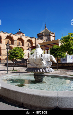 Giardino adiacente alla Puerta del Puente, Cordoba, in provincia di Cordoba, Andalusia, Spagna, Europa occidentale. Foto Stock