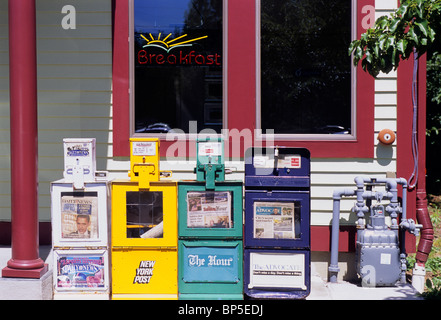 USA Darien Connecticut distributori di giornali allineati sulla strada fuori da un ristorante del quartiere. Piccola città America Foto Stock