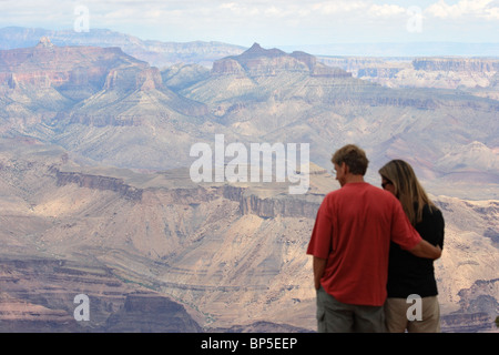 Matura in piedi sul bordo del Grand Canyon, Flagstaff, STATI UNITI D'AMERICA Foto Stock