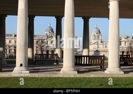 Vista di Old Royal Naval College dal colonnato del Queens House, Greenwich, London, Regno Unito Foto Stock