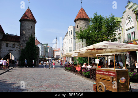 Ristoranti esterni da Viru Gate, Città Vecchia, Tallinn, Harju County, della Repubblica di Estonia Foto Stock