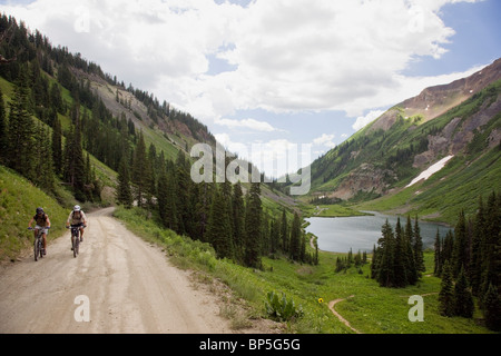 Vista estiva di mountain bikers riding passato Lago Smeraldo sul telecomando Strada Gotica, a nord di Crested Butte, Colorado, STATI UNITI D'AMERICA Foto Stock