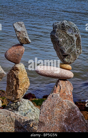 Due pile di rocce bilanciato Foto Stock