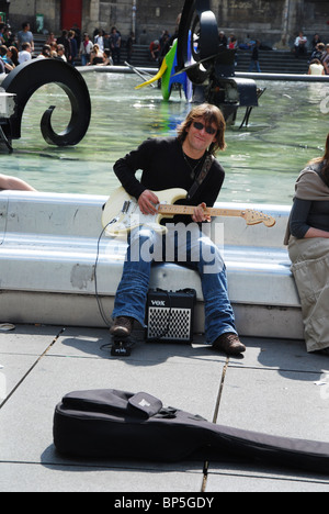 Musicista di strada a Place Stravinsky Parigi Francia Foto Stock