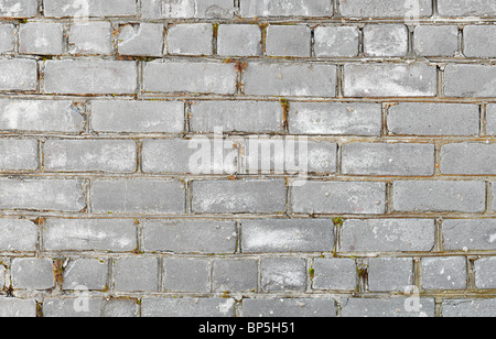Muro di mattoni con tracce di distruzione atmosferica - uno sfondo Foto Stock
