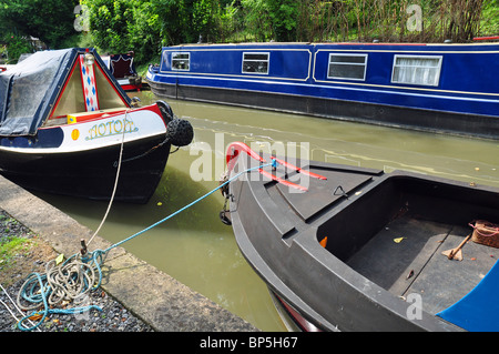 Monkton Combe, chiatte a Brassknocker Conca al Somerset Coal Canal. Foto Stock