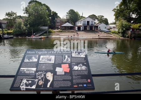 Vista sul Tamigi sull'isola di Eel Pie, con il cartello Music Legends of Eel Pie Island, Twickenham, Londra UK Foto Stock