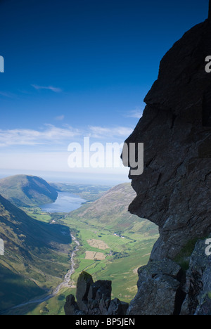 La Sfinge Rock sulla grande la nuca del grande timpano e Wasdale Wastwater oltre, Lake District, Cumbria, Regno Unito Foto Stock