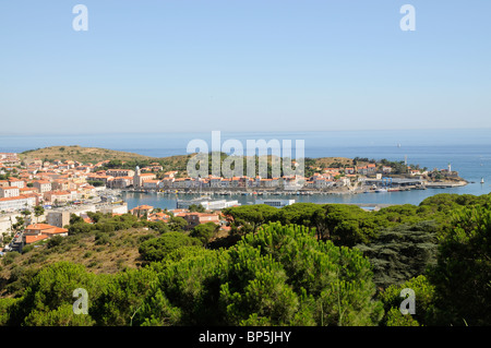 Port Vendres una famosa cittadina di pescatori sulla Cote Vermeille a sud della Francia un porto di pescatori mediterraneo vicino al confine spagnolo Foto Stock