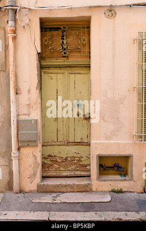 Dilapiated verde pallido porta a Marsiglia, numero 3 Foto Stock