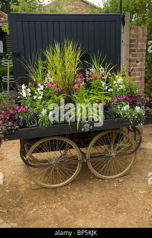 Fiori - piantate ad ispirare - in una disposizione / piantagione / impianti a Petersham vivai, Petersham. Richmond Upon Thames. Regno Unito Foto Stock