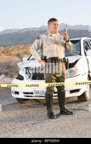 Autostrada ufficiale di pattuglia a scena del crimine Foto Stock