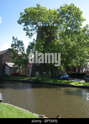 Vecchio mulino a vento sulla Leeds Liverpool canal, Parbold, Lancashire, Inghilterra, Regno Unito. Foto Stock