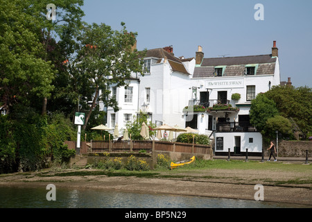 Il White Swan pub sul Fiume Tamigi a Twickenham, London REGNO UNITO Foto Stock