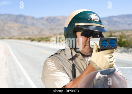 Poliziotto con radar di velocità Foto Stock