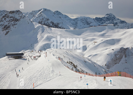 Gruppo di sciatori, regione sciistica a FELLHORN MONTAGNA, vicino a Oberstdorf, ALLGAEU REGIONE, Baviera, Germania Foto Stock