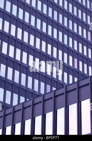 La parte esterna di un acciaio e vetro edificio per uffici Foto Stock