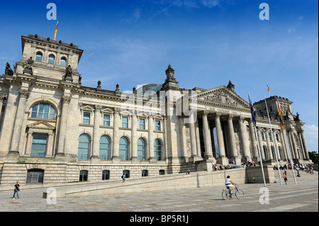 L'edificio del Reichstag o Bundestag Berlino Germania Deutschland Europa Foto Stock