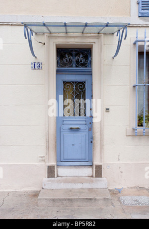 Casa porta a Marsiglia, blu pallido con veranda di vetro, Numero 13 Foto Stock