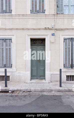 La facciata di casa a Marsiglia numero 34 doppio grigio-verde di porte e finestre con persiane Foto Stock