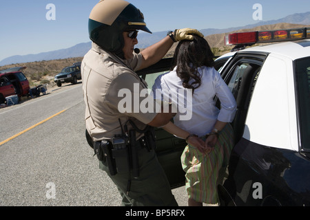 Funzionario di polizia arresti driver femmina Foto Stock