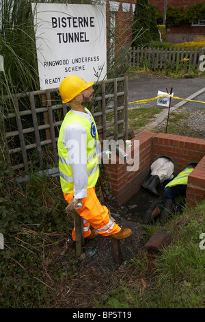 Bisterne Tunnel Ringwood underpass Scheme - operai al lavoro al Bisterne Annual Scarecrow Festival, Bisterne, New Forest National Park, Hampshire, Regno Unito Foto Stock