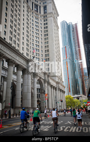 Il New York edificio comunale su Park Row è visto con l'architetto Frank Gehry's 76-story Beekman Tower a New York Foto Stock