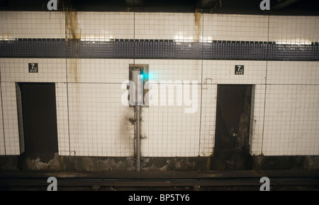 Il danneggiato e sporco parete piastrelle nella Settima Avenue stazione sull'Ottava Avenue linea in New York Foto Stock