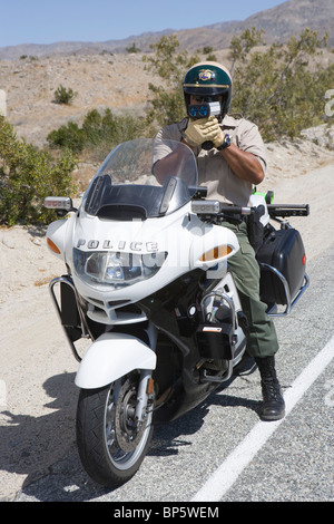 Moto ufficiale di polizia con radar di velocità Foto Stock