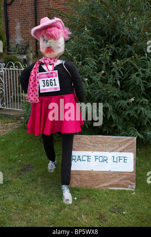 Race for Life figure al Bisterne Annual Scarecrow Festival, bisterne, New Forest National Park, Hampshire, Regno Unito nel mese di settembre Foto Stock