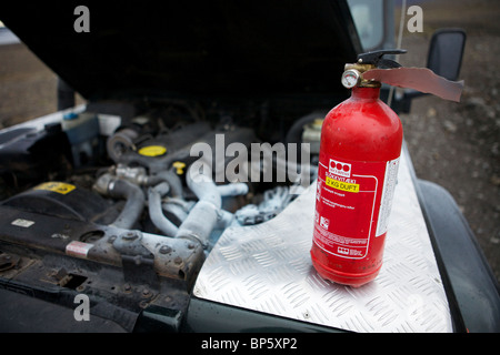 Il motore di una sala ripartiti Land Rover Defender dopo che viene spruzzato con un estintore Foto Stock