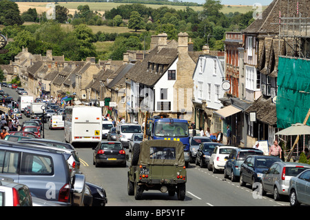 Traffico estivo a Burford High Street, Cotswolds, UK. Foto Stock