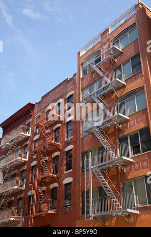 Fire fuoriesce sulle facciate di edifici, Lower East Side, NYC Foto Stock