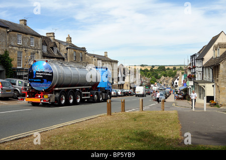 Traffico estivo a Burford High Street, Cotswolds, UK. Foto Stock