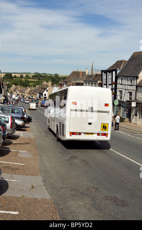 Traffico estivo a Burford High Street, Cotswolds, UK. Foto Stock