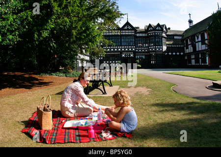 Inghilterra, Cheshire, Stockport, Bramhall Park, madre e figlia facendo picnic a Bramall Hall Foto Stock