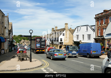 Traffico estivo a Burford High Street, Cotswolds, UK. Foto Stock