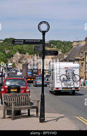 Traffico estivo a Burford High Street, Cotswolds, UK. Foto Stock