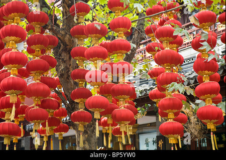 Cina, Shanghai. Le lanterne cinesi Chenghuang Miao zona attorno alla città di Shanghai tempio di Dio. Foto Stock