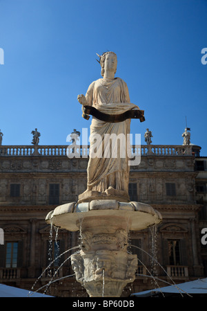 Madonna statua in Piazza Erbe a Verona Italia Foto Stock