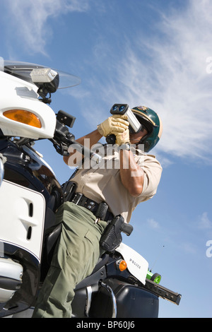 Autostrada ufficiale di pattuglia con radar di velocità Foto Stock