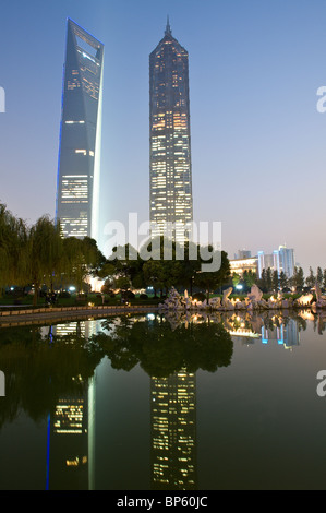 Cina, Shanghai. La Torre di Jin Mao (a destra) e il World Financial Center di Shanghai (sinistra). Foto Stock