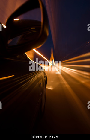 La guida notturna. Una lunga esposizione di una guida auto nella notte. Foto Stock