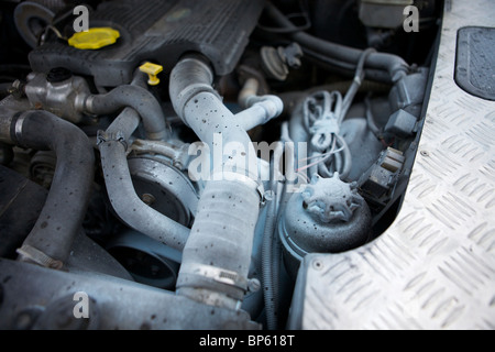 Il motore di una sala ripartiti Land Rover Defender dopo che viene spruzzato con un estintore Foto Stock