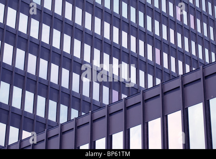 La parte esterna di un acciaio e vetro edificio per uffici Foto Stock