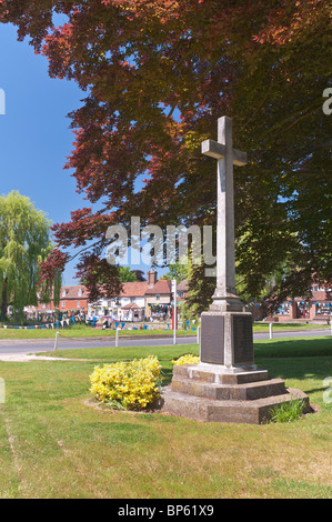 Otford Duck Pond, centro del villaggio, memoriale di guerra al di fuori della Chiesa sul verde Foto Stock