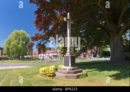 Otford Duck Pond, centro del villaggio, memoriale di guerra al di fuori della Chiesa sul verde Foto Stock