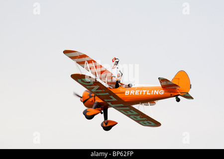 Uno dei Breitling Wingwalkers 1940 Boeing Stearman biplani airshow Airbourne, Eastbourne, East Sussex, Regno Unito Foto Stock